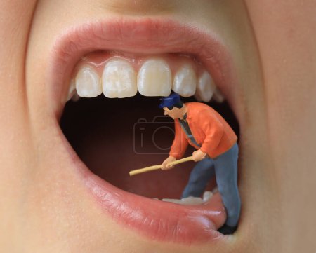 Modèle de dent de nettoyage de petit travailleur de figure