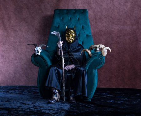Téléchargez les photos : Portrait d'un diable dans un fauteuil - en image libre de droit