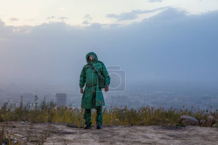hombre con máscara de gas en una ciudad contaminada