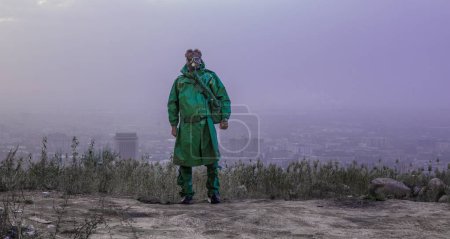 Mann mit Gasmaske in einer verschmutzten Stadt