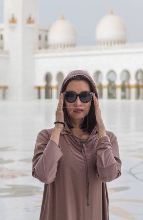 Mujer árabe en la Gran Mezquita Sheikh Zayed, Abu Dhabi.