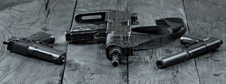 Pistole und zwei Pistolen, UZI Maschinenpistole, Schusswaffen, Terrorismus