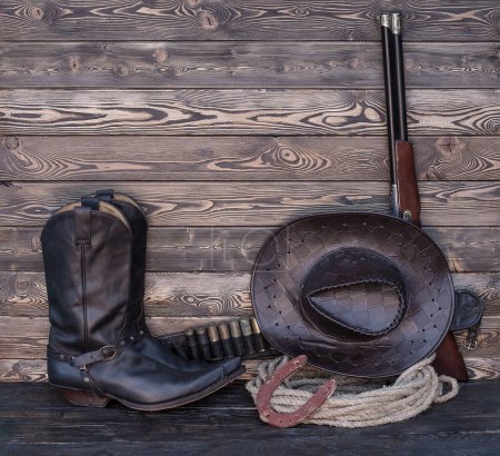 Foto de Rifle viejo, botas de vaquero, salvaje oeste, granero, rancho - Imagen libre de derechos