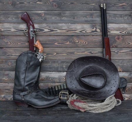 Rifle viejo, botas de vaquero, salvaje oeste, granero, rancho