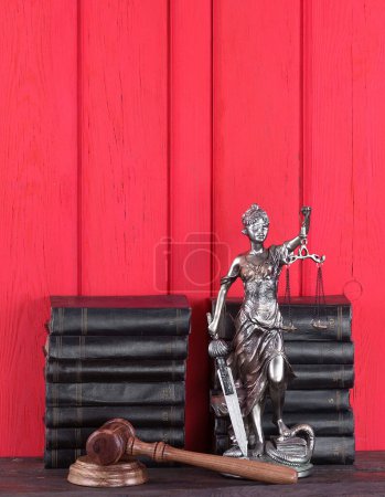 Téléchargez les photos : Figurine et marteau Themis - en image libre de droit
