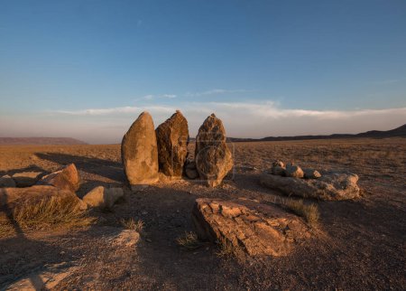 Téléchargez les photos : Anciennes grandes pierres historiques dans le domaine, Asie, Kazakhstan - en image libre de droit