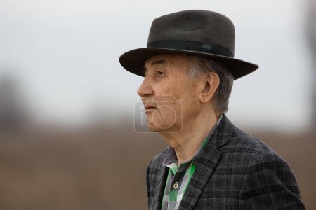 Téléchargez les photos : Portrait en gros plan d'un vieil homme asiatique kazakh - en image libre de droit
