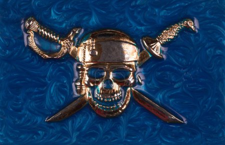Foto de Patrón de cráneo pirata con espadas sobre fondo azul - Imagen libre de derechos