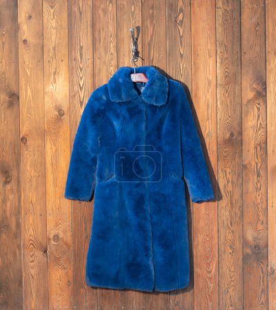 Téléchargez les photos : Manteau de fourrure bleu sur un cintre - en image libre de droit
