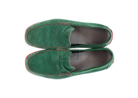 Foto de Viejos zapatos de gamuza verde aislados sobre fondo blanco - Imagen libre de derechos