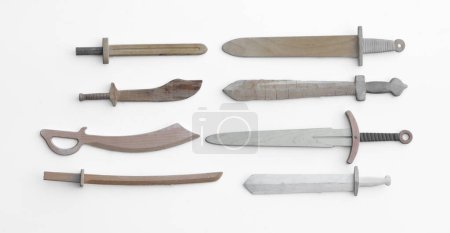 colección de espadas de madera aisladas sobre fondo blanco