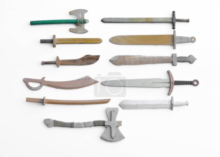 colección de espadas de madera aisladas sobre fondo blanco