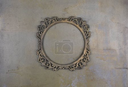 marco polvoriento antiguo dorado en una pared de hormigón