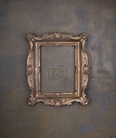 marco polvoriento antiguo dorado en una pared de hormigón
