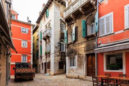 Téléchargez les photos : Ruelle de la vieille ville dans la ville croate de Rovinj avec façades de vieux bâtiments résidentiels et câbles d'alimentation librement posés - en image libre de droit