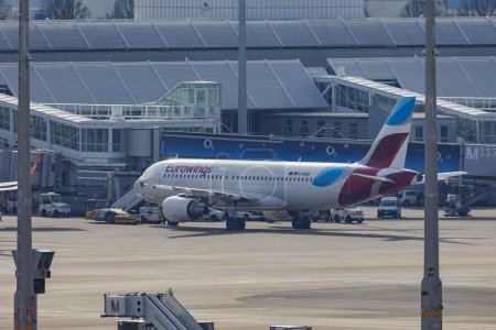 Foto de Munich Alemania 13-04-2022, avión comercial de la aerolínea Eurowings en la terminal del aeropuerto Munich - Imagen libre de derechos