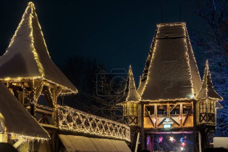 Foto de Alemania, Kaltenberg 17.12.2022, entrada al mercado de Navidad y al mercado de cuento de hadas en el castillo de Kaltenberg con iluminación festiva. - Imagen libre de derechos