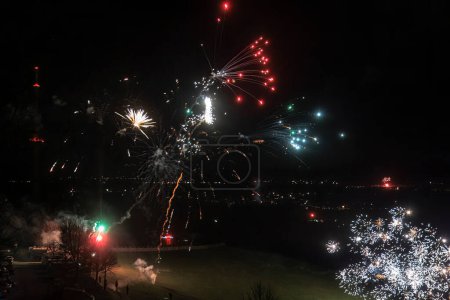Téléchargez les photos : Feu d'artifice coloré le soir du Nouvel An sur le haut Peienberg en Allemagne au tournant de l'année de 2022 à 2023. - en image libre de droit