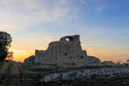 Foto de Las paredes del castillo arruina Kula Turnina cerca de Rovij en Istria retroiluminado al atardecer - Imagen libre de derechos