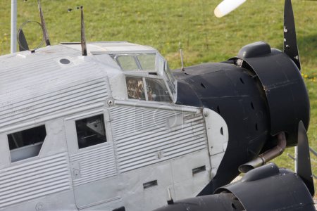 Foto de Bañera y motor central de un viejo Junkers JU52 de tres motores de transporte y avión de tráfico también llamado Tante Ju - Imagen libre de derechos