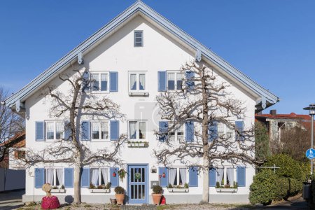 Foto de Festively decorated house with two espalier fruit trees under a blue sky in Dieen am Ammersee - Imagen libre de derechos