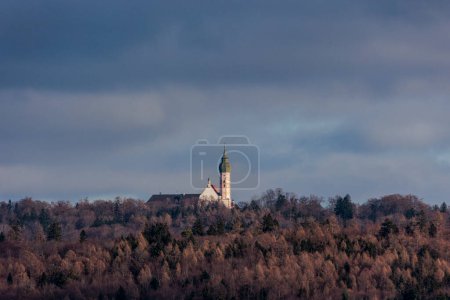 Foto de At the Ammersee the towers of Andechs monastery stand between wintry woods and the cloudy sky - Imagen libre de derechos
