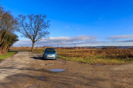 Téléchargez les photos : Germany, Utting 06.01.2023, A blue Fiat 500 electric convertible with black roof parked on the side of the road near Utting am Ammersee - en image libre de droit