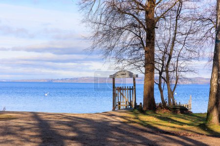 Téléchargez les photos : Gate with a weathered sign on the shore of Ammersee under trees in winter near Dieen in Bavaria - en image libre de droit