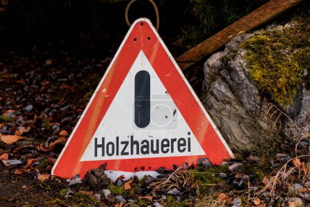 Foto de Firme en un camino forestal con texto alemán: Holzhauerei - Imagen libre de derechos