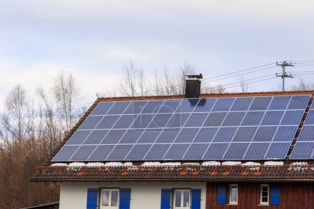Foto de Sistema fotovoltaico en el techo de una casa rural en Gaishaus cerca de Ravensburg en Baden Wrtemberg en un día nublado en invierno. - Imagen libre de derechos