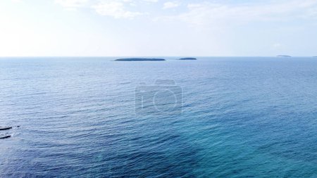 Téléchargez les photos : Plage rocheuse avec mer bleue à Cisterna Beach près de Rovinj - en image libre de droit
