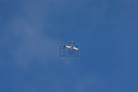 Téléchargez les photos : Germany, Dieen 06.01.2023, Lufthansa passenger airplane Airbus A350 moves driftlessly in blue sky over Ammersee lake. - en image libre de droit