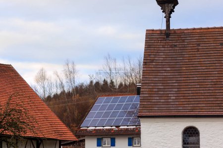 Téléchargez les photos : Système photovoltaïque sur le toit d'une ferme à Gaishaus près de Ravensburg à Baden Wrtemberg par une journée nuageuse en hiver. - en image libre de droit