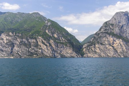 Foto de Wooded mountain top and rock wall on the northern shore of Lake Garda in Italy - Imagen libre de derechos