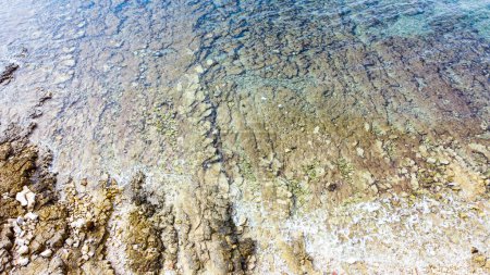 Foto de Playa rocosa con mar azul en la playa de Cisterna cerca de Rovinj - Imagen libre de derechos