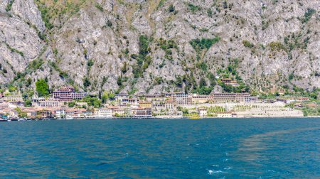 Téléchargez les photos : Italy, Limone sul Garda, 2022-05-19, View from a ship on the lake side of the town of Limone on Lake Garda in Italy - en image libre de droit