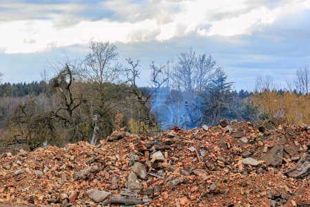 Foto de Fumar ruina de una antigua granja demolida en Gaishaus cerca de Ravensburg en Baden Wrtemberg en un día nublado en invierno. - Imagen libre de derechos
