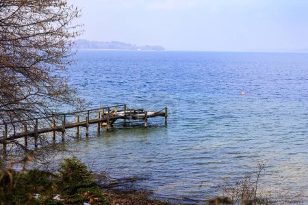 Téléchargez les photos : Jetée à Seeshaupt en Bavière au lac Starnberg par une journée d'hiver légèrement nuageuse - en image libre de droit