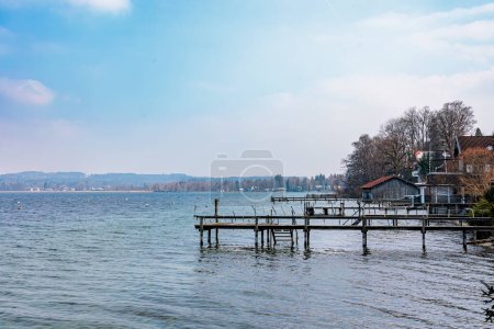 Foto de Embarcaciones y embarcaderos en Seeshaupt en Baviera en el lago Starnberg en un día de invierno ligeramente nublado - Imagen libre de derechos