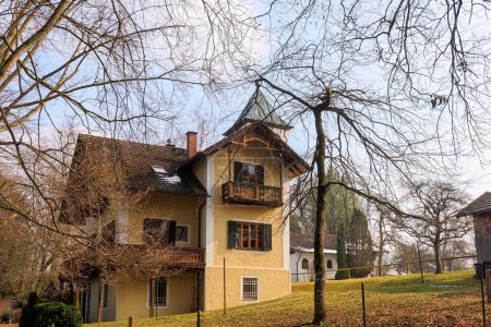 Foto de Antigua casa señorial en Seeshaupt en Baviera en el lago Starnberg en un día de invierno ligeramente nublado - Imagen libre de derechos