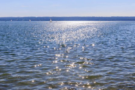 Foto de View over Ammersee lake in Bavaria with sailboats on the water and Ammergau Alps in the background - Imagen libre de derechos