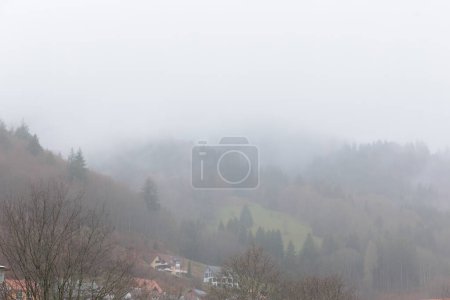 Foto de Después de la lluvia, los velos de niebla suben de los bosques en el valle Wiesental cerca de Schopfheim en la Selva Negra - Imagen libre de derechos