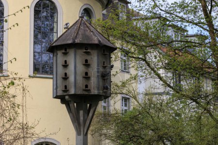 Téléchargez les photos : Pigeonnier dans les remparts de la ville de Ravensburg à Baden Wurttemberg à la tour peinte - en image libre de droit