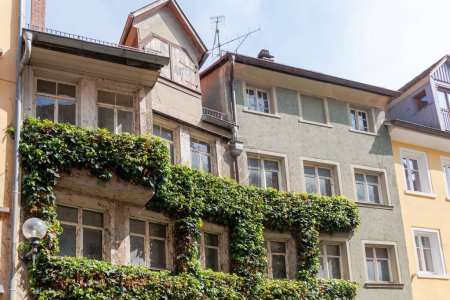 Téléchargez les photos : Maisons et rues avec façades résidentielles historiques dans la ville portuaire bavaroise de Lindau sur le lac de Constance - en image libre de droit