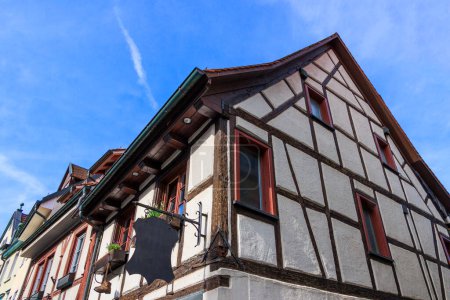 Téléchargez les photos : Maison à colombages dans la vieille ville historique de Ravensburg avec une figure de proue en fer d'un commerce de transformation du cuir - en image libre de droit