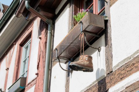 Téléchargez les photos : Deux bottes de montagne suspendues à une boîte à fleurs à la fenêtre d'un - en image libre de droit