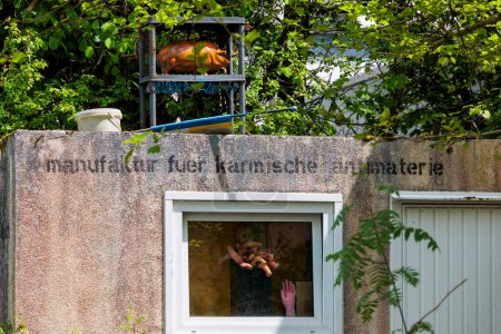 Téléchargez les photos : Bâtiment avec inscription étrange dans le texte allemand Fabrication d'antimatière carinienne et de pièces de poupées derrière une fenêtre, Allemagne, Schopfheim, 2023-05-06 - en image libre de droit