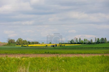 Téléchargez les photos : Vue du bureau du BND Gablingen sur les prairies verdoyantes et les champs de viols à fleurs jaunes dans la vallée du Schmutter près d'Augsbourg - en image libre de droit
