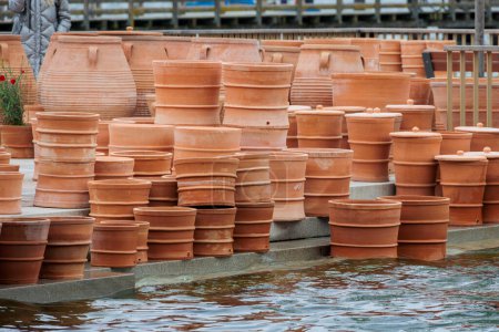 Téléchargez les photos : Marché de la poterie à Diessen am Ammersee à partir du ferry à passagers, Diessen, Allemagne, 19.5.2023 - en image libre de droit