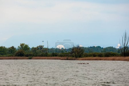 Foto de Radome y estación de tierra en Raisting am Ammersee visto desde el lago - Imagen libre de derechos